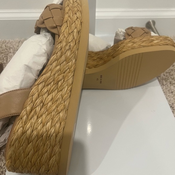 NIB / André Assous Women's Cecilia Wedge Sandal / Color: Beige/Khaki - Picture 3 of 6